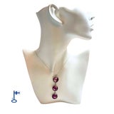 Rumpunahasta valmistettu riipus hopeaketjussa.